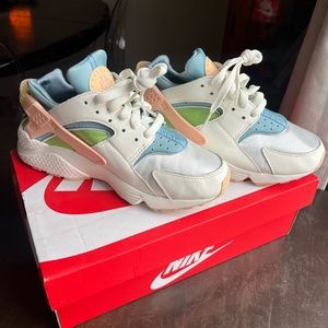 NIKE Air Huarache SE Women’s size 8.5. Baby blue, baby pink, mint green, & white